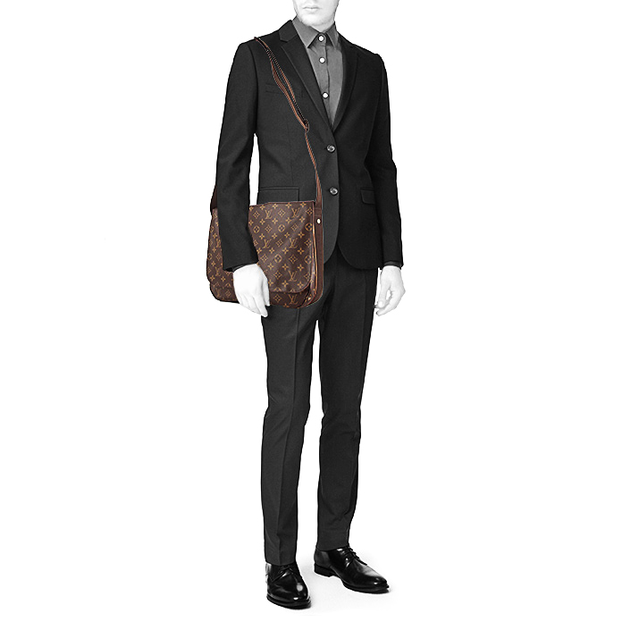 Sac bandoulière Louis Vuitton District en toile monogram enduite - Detail D1