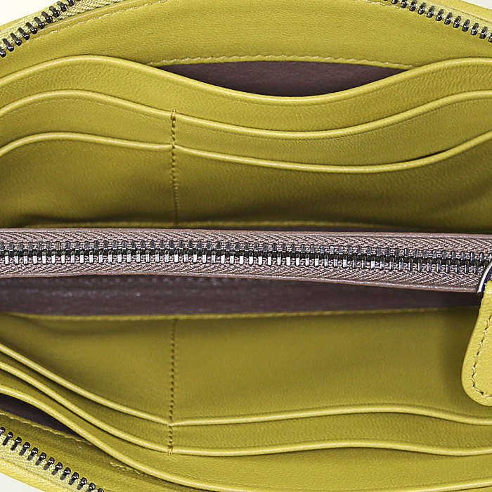 Bottega Veneta Portefeuille zippé wallet in yellow braided leather - Detail D2