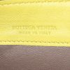 Billetera Bottega Veneta Portefeuille zippé en cuero trenzado amarillo - Detail D3 thumbnail