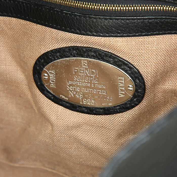 Fendi Selleria handbag in black grained leather - Detail D3