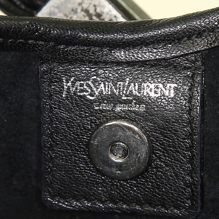 Bolso de mano Yves Saint Laurent Saint-Tropez en cuero negro - Detail D3