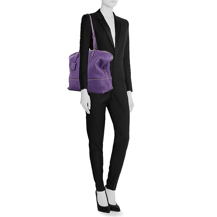 Sac à main Fendi Selleria en cuir grainé violet - Detail D1
