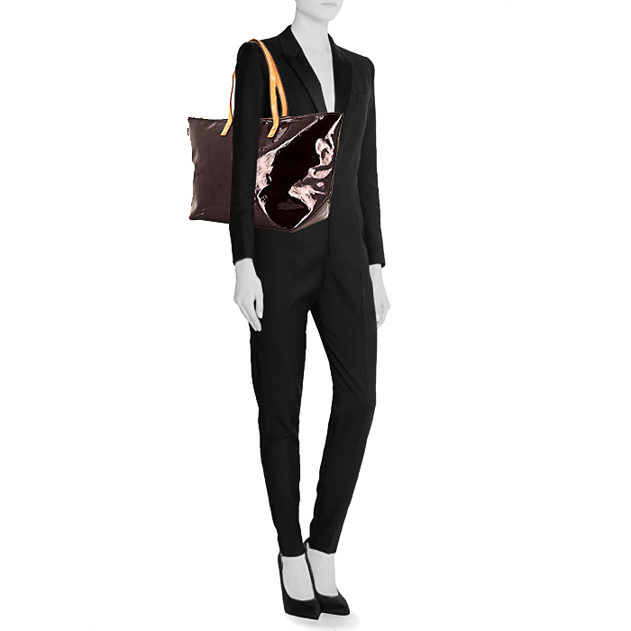 Borsa Louis Vuitton Bellevue in pelle verniciata monogram bordeaux e pelle naturale - Detail D1