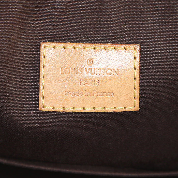 Sac à main Louis Vuitton Bellevue en cuir vernis monogram bordeaux et cuir naturel - Detail D3