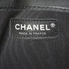 Sac bandoulière Chanel Boy en cuir vernis noir - Detail D4 thumbnail