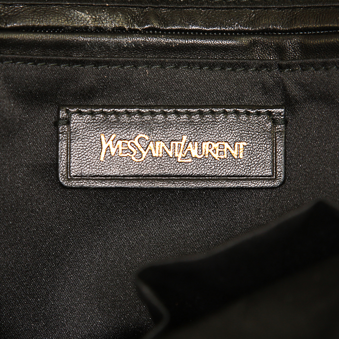 Bolso de mano Yves Saint Laurent Muse modelo grande en cuero rojo - Detail D3