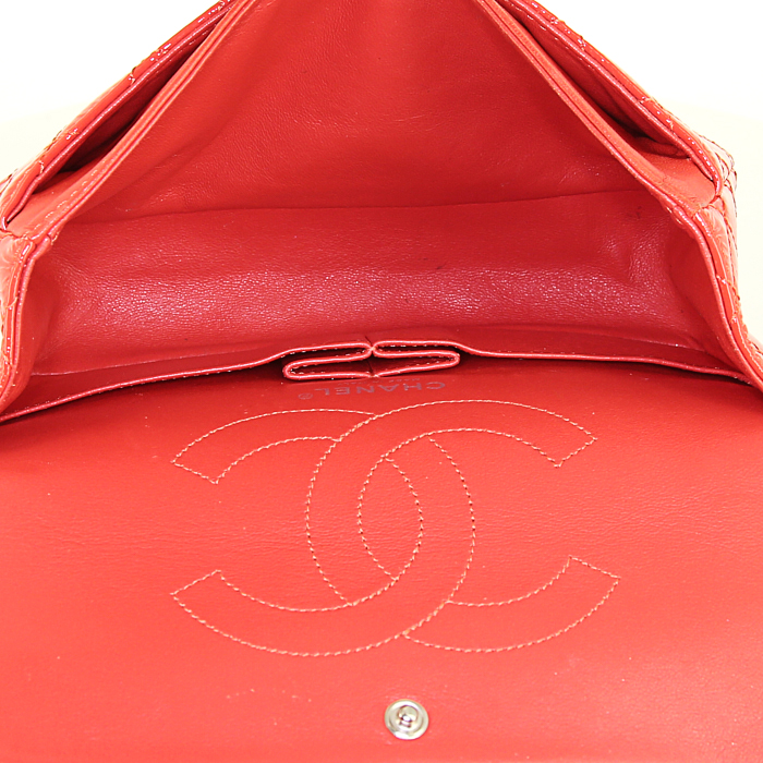 Sac à main Chanel 2.55 en cuir vernis matelassé rouge - Detail D3