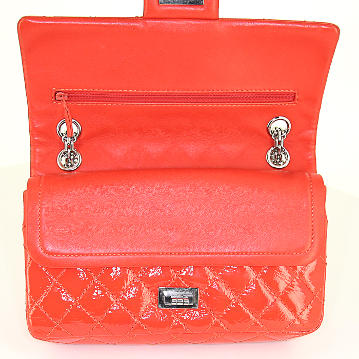 Chanel 2.55 handbag in red patent quilted leather - Detail D5
