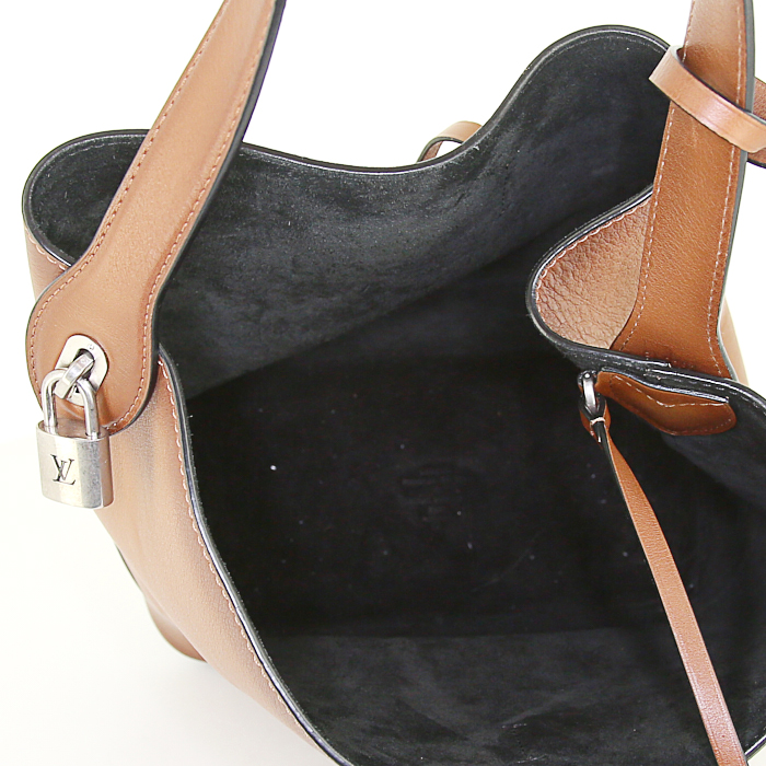 Louis Vuitton handbag in brown shading leather - Detail D2