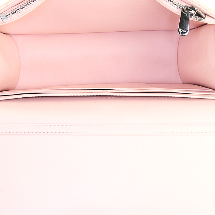 Sac bandoulière Dior Promenade en cuir vernis rose-pale - Detail D2