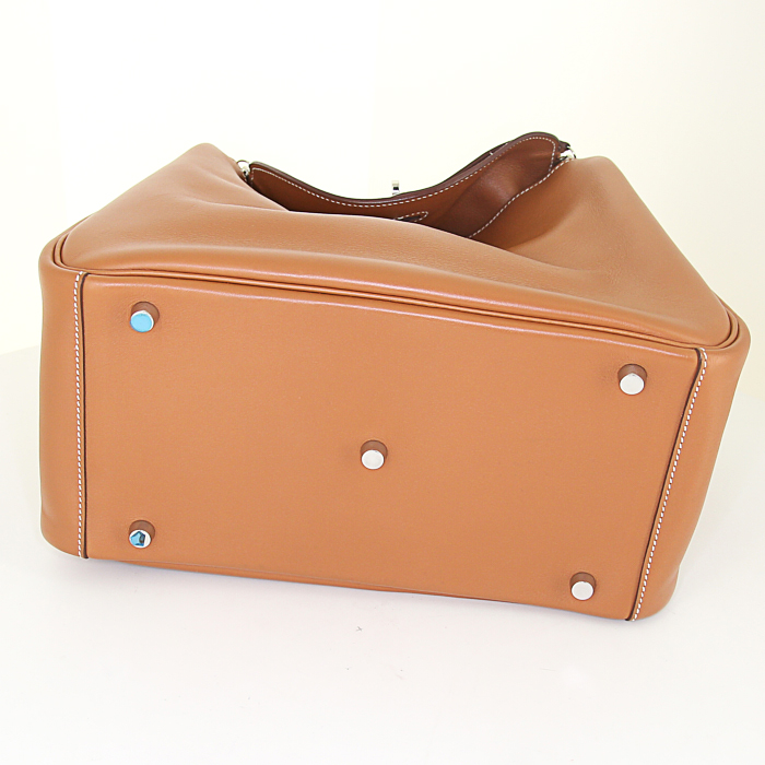 Sac à main Hermes Lindy 30 cm en cuir Swift gold - Detail D4