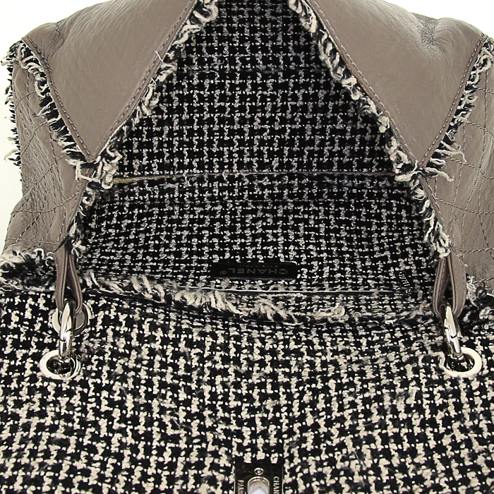 Chanel shoulder bag in taupe leather - Detail D2