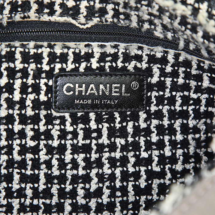 Chanel shoulder bag in taupe leather - Detail D3