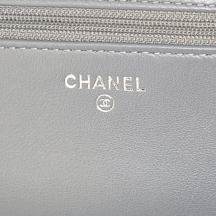 Borsa a tracolla Chanel Wallet on Chain in pelle verniciata grigia a fiori - Detail D3