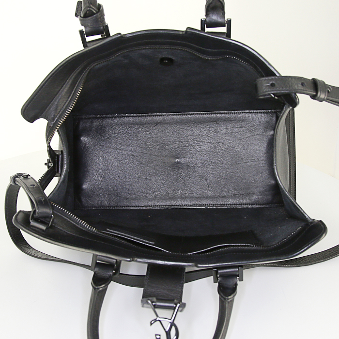 Yves Saint Laurent Chyc handbag in black leather - Detail D3