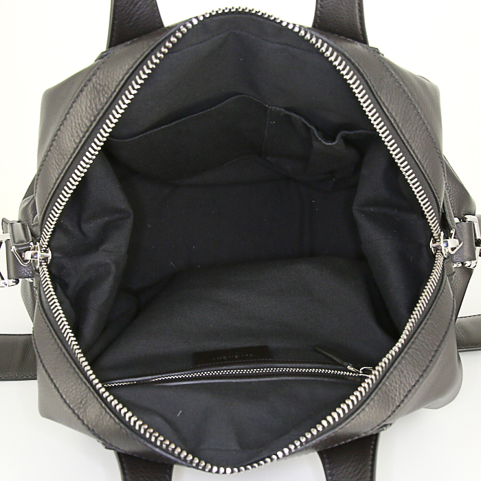 Bolso de mano Givenchy Nightingale en cuero granulado negro - Detail D3