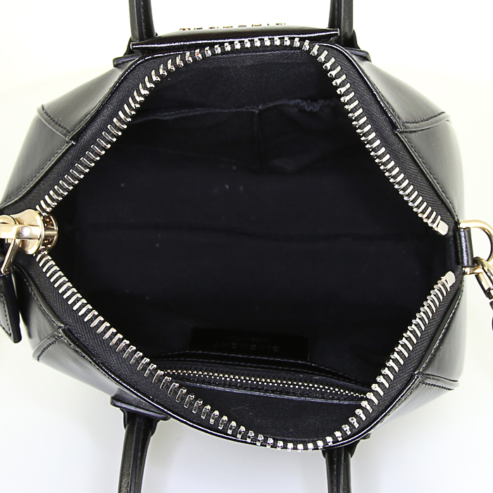 Sac bandoulière Givenchy Antigona petit modèle en cuir noir - Detail D3