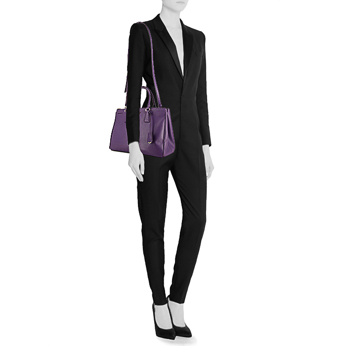 Sac à main Prada Galleria grand modèle en cuir saffiano violet - Detail D2