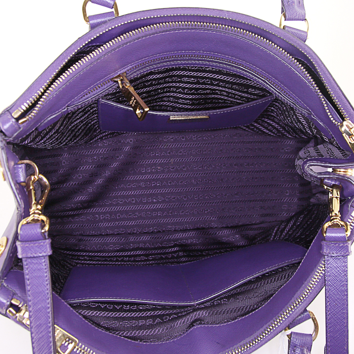 Sac à main Prada Galleria grand modèle en cuir saffiano violet - Detail D3