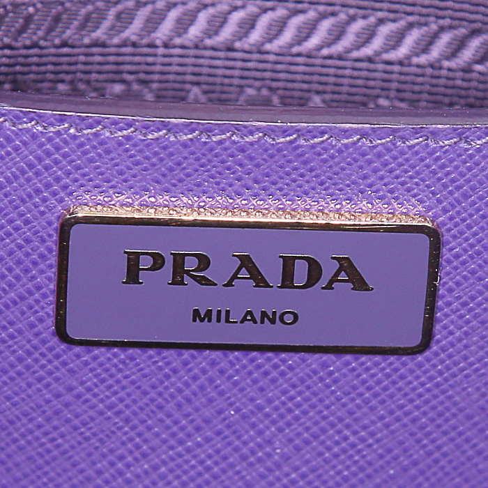 Bolso de mano Prada Galleria modelo grande en cuero saffiano violeta - Detail D4