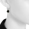 Paire de boucles d'oreilles Chanel Camelia petit modèle en onyx,  or blanc et diamant - Detail D1 thumbnail