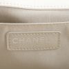 Bolso bandolera Chanel Boy en cuero acolchado blanco - Detail D4 thumbnail