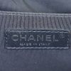 Borsa a tracolla Chanel Boy in pelle goffrata grigia e pelle rossa - Detail D4 thumbnail