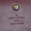 Billetera Louis Vuitton Sarah en charol Monogram color burdeos - Detail D3 thumbnail