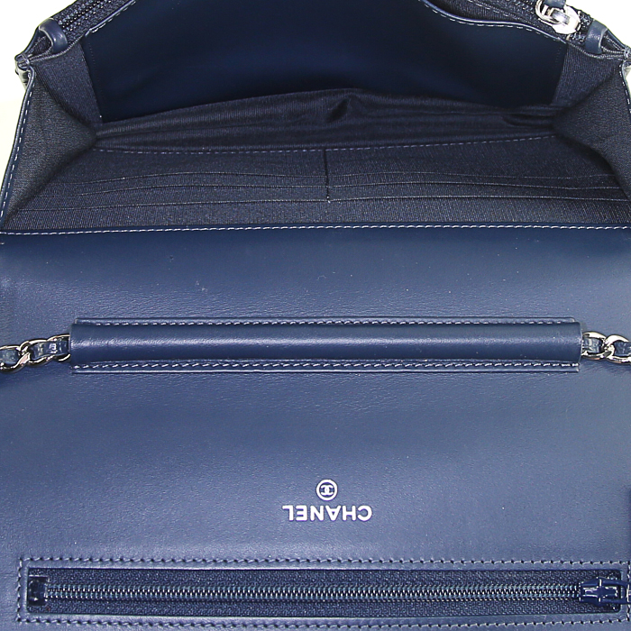 Sac bandoulière Chanel Wallet on Chain en cuir grainé bleu - Detail D2