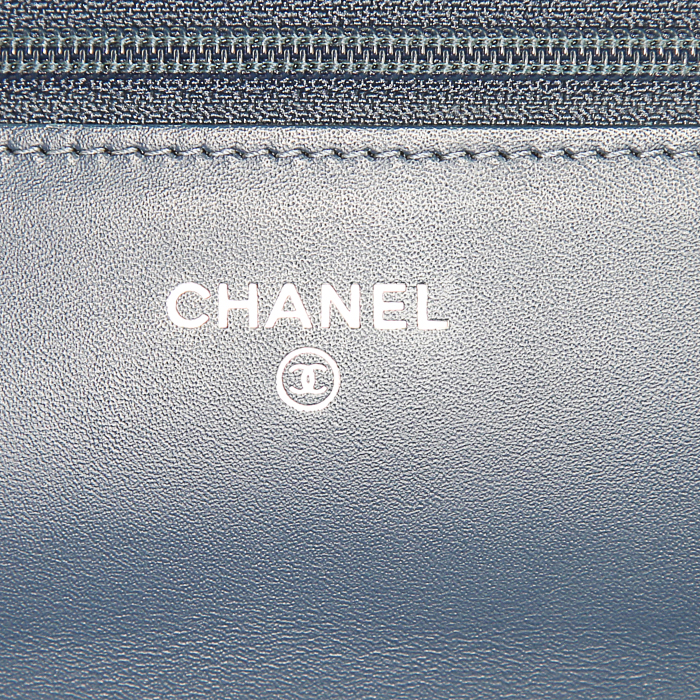 Sac bandoulière Chanel Wallet on Chain en cuir grainé bleu - Detail D3