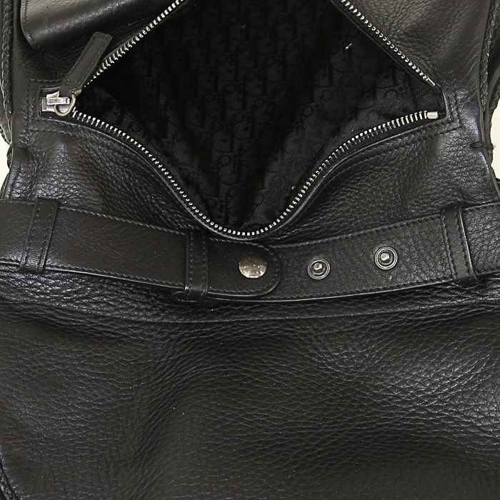 Dior Gaucho bag worn on the shoulder or carried in the hand in black grained leather - Detail D5