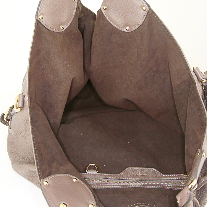 Louis Vuitton L handbag in taupe mahina leather - Detail D2