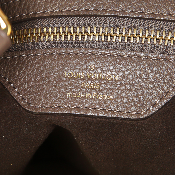 Louis Vuitton L handbag in taupe mahina leather - Detail D3
