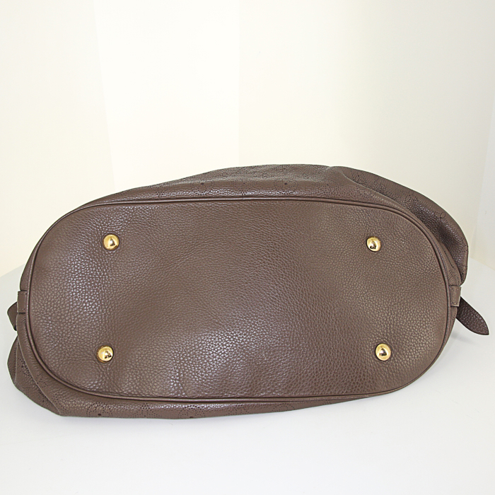 Louis Vuitton L handbag in taupe mahina leather - Detail D4