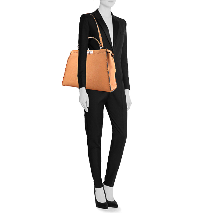 Fendi Peekaboo Selleria large model handbag in brown grained leather - Detail D2