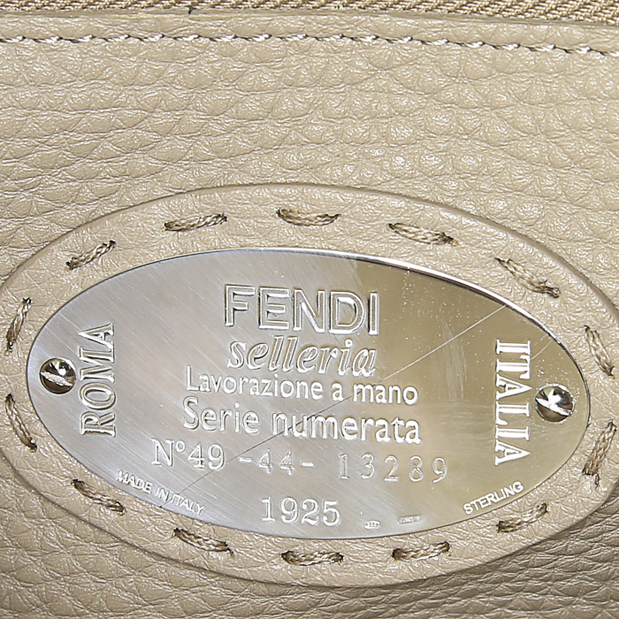 Fendi Peekaboo Selleria large model handbag in brown grained leather - Detail D4