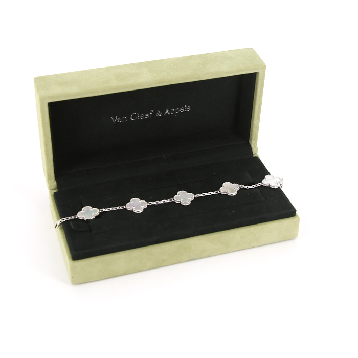Van Cleef
Arpels Alhambra Vintage bracelet in white gold and mother of pearl - Detail D2