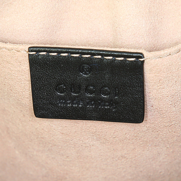 Sac bandoulière Gucci GG Marmont en cuir matelassé chevrons noir - Detail D3