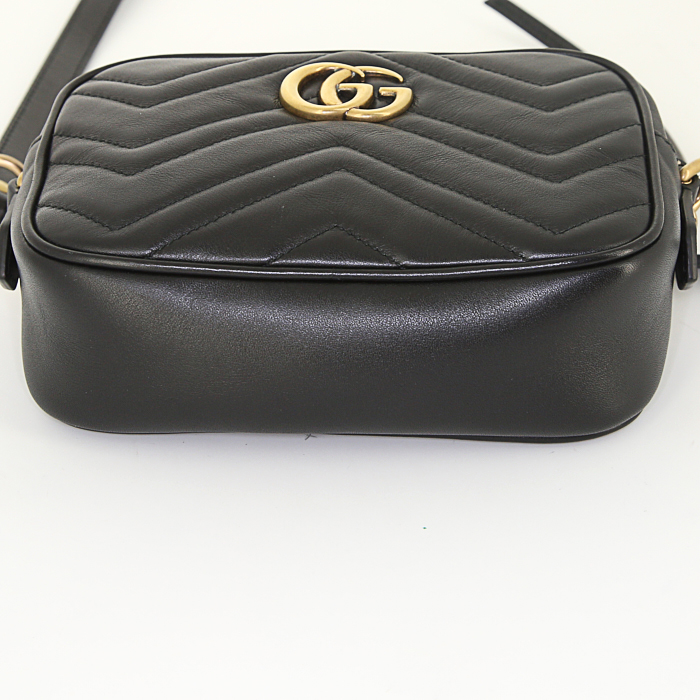 Sac bandoulière Gucci GG Marmont en cuir matelassé chevrons noir - Detail D4