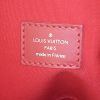 Sac à main Louis Vuitton Ségur en cuir épi rouge - Detail D3 thumbnail