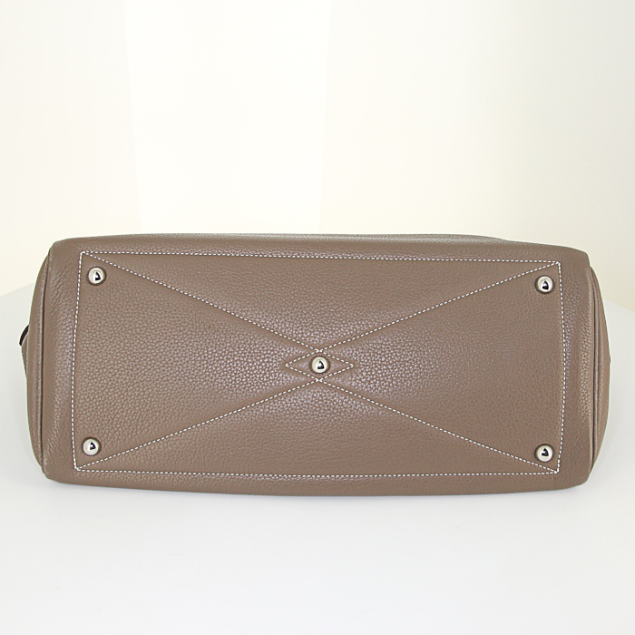 Bolso para llevar al hombro Hermes Victoria en cuero togo marrón etoupe - Detail D4