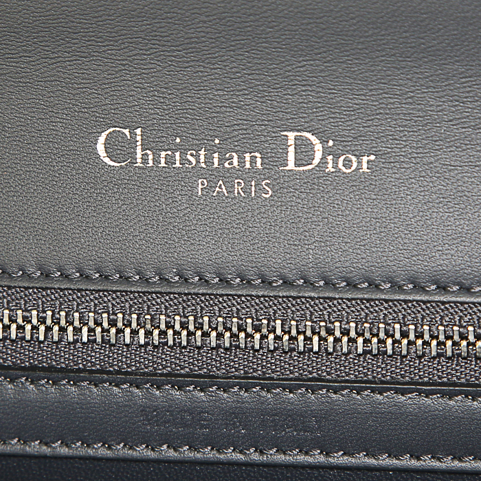 Borsa a tracolla Dior Diorama in pelle grigia decorazione con chiodi in metallo argentato - Detail D4