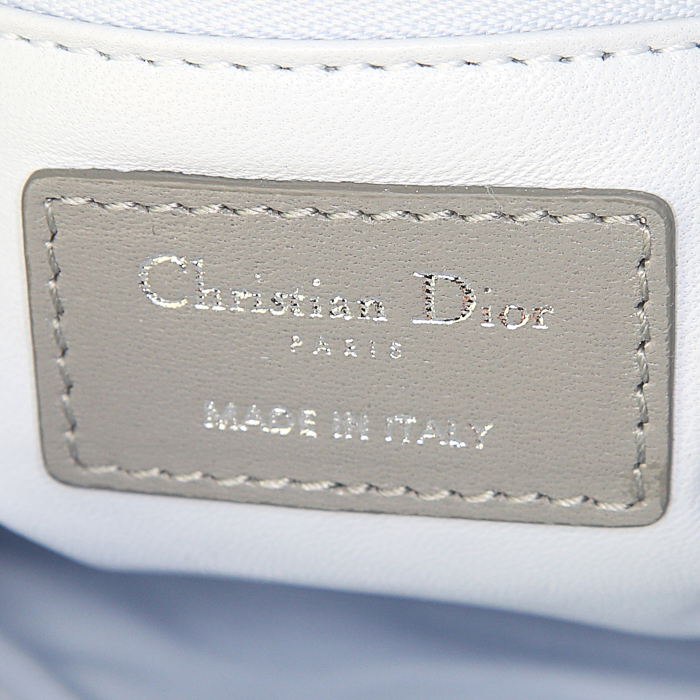 Sac à main Dior Mini Lady Dior en cuir tricolore rose gris et blanc - Detail D4