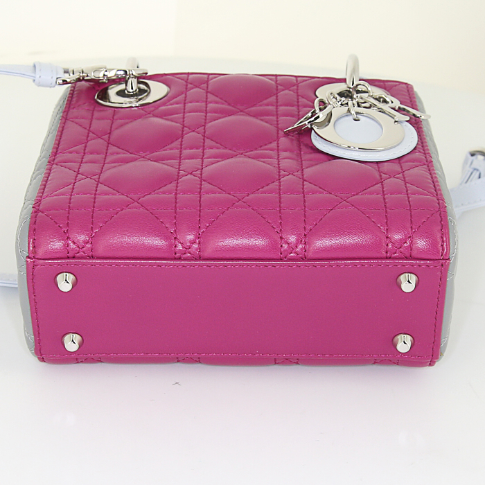 Sac à main Dior Mini Lady Dior en cuir tricolore rose gris et blanc - Detail D5
