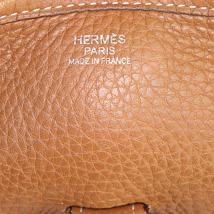 Bolso bandolera Hermes Evelyne talla XL en cuero togo color oro - Detail D3