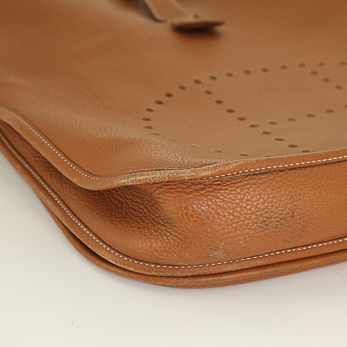 Bolso bandolera Hermes Evelyne talla XL en cuero togo color oro - Detail D4