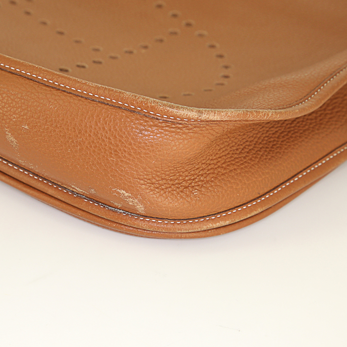 Sac bandoulière Hermes Evelyne taille XL en cuir togo gold - Detail D5
