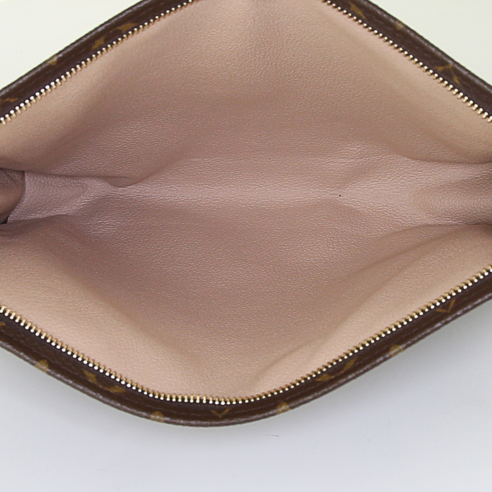 Pochette Louis Vuitton en toile monogram enduite et cuir naturel - Detail D2