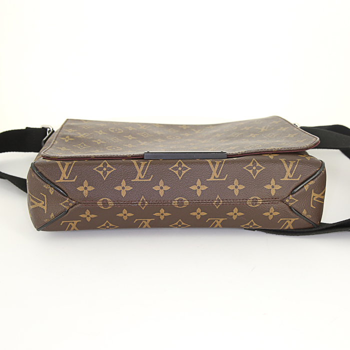 Louis Vuitton District shoulder bag in monogram canvas and black leather - Detail D4