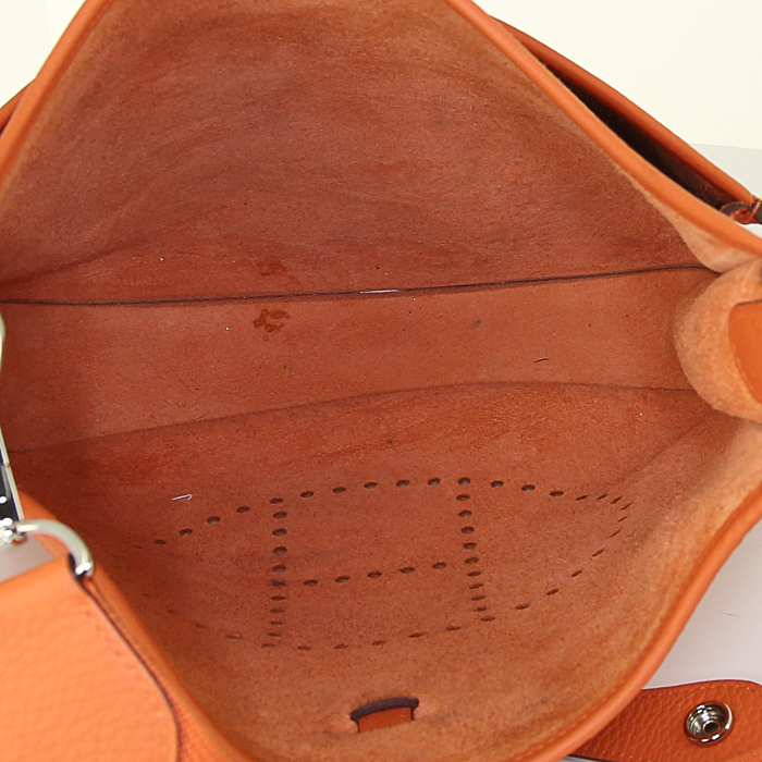 Sac bandoulière Hermes Evelyne moyen modèle en cuir togo orange - Detail D2